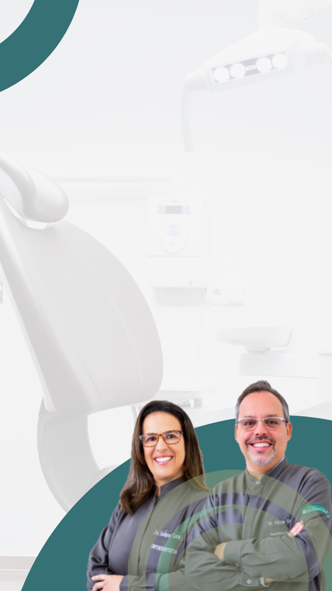 Dentista da Cotta Odontologia conversando com uma paciente em consultório moderno