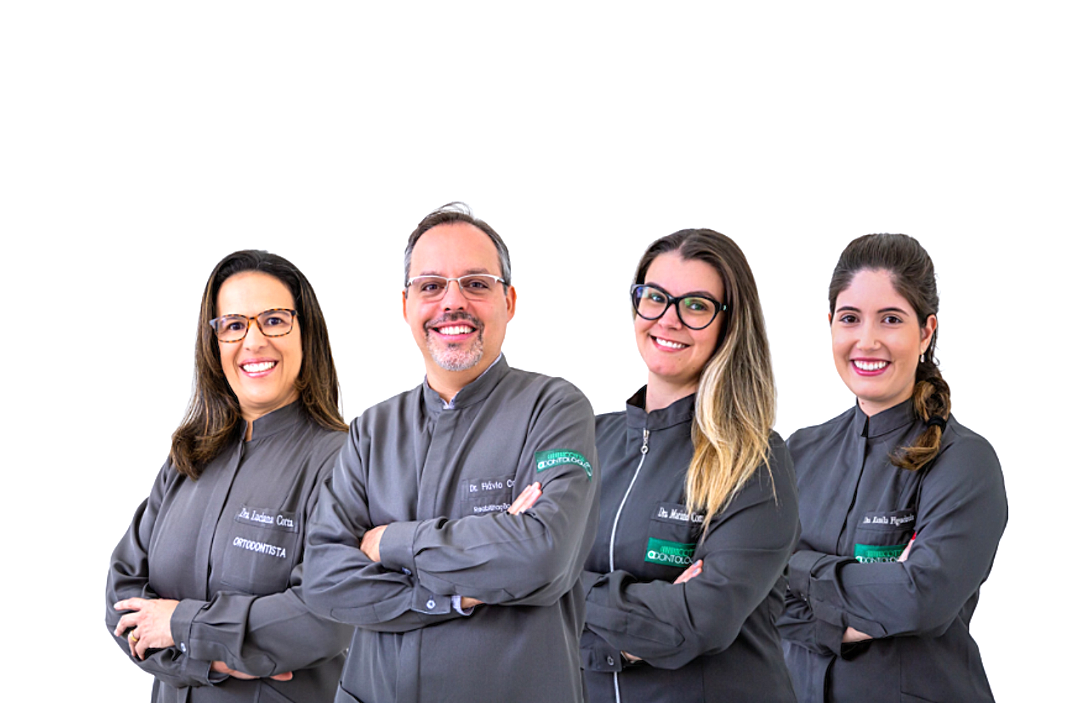 Interior da Cotta Odontologia com dentista atendendo paciente
