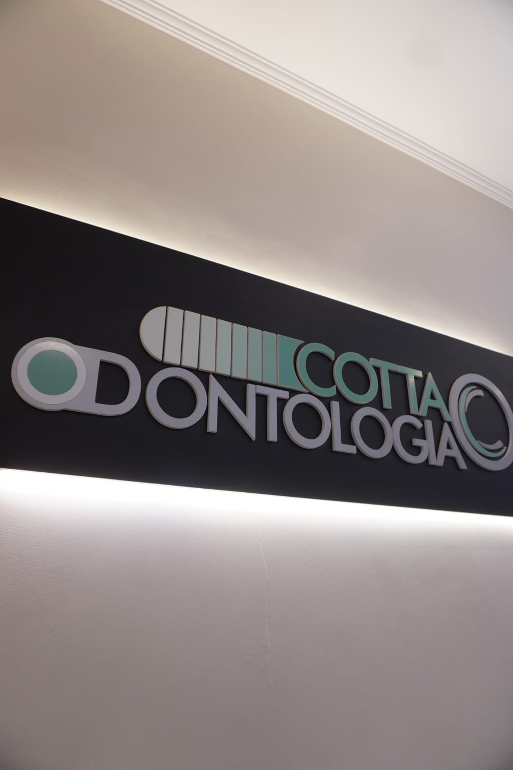 Paciente sorrindo após tratamento na Cotta Odontologia